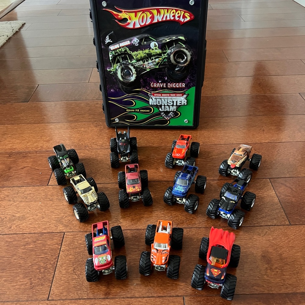 Hot Wheels Monster Jam Trucks and Carrying Case